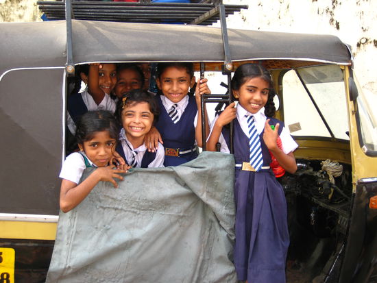 Schulmädchen auf dem Heimweg mit der Riksah
