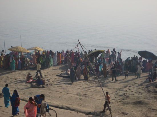 Assi Ghat, eines der ersten am Ganga.
Morgendliches Bad der Hindus
