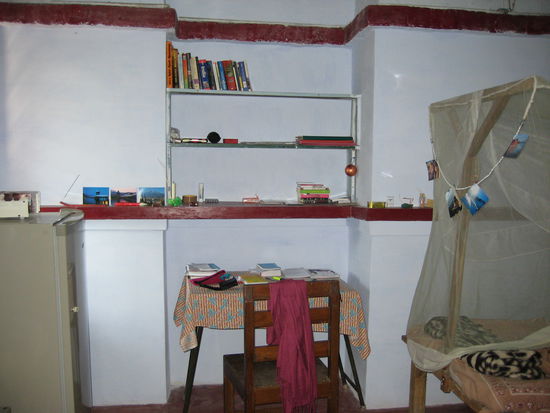 Mein bescheidenes Zimmer im Kiran. Ist nicht mehr ganz so gross wie meine luxorioeses Guest House am Anfang, aber umso gemuetlicher...