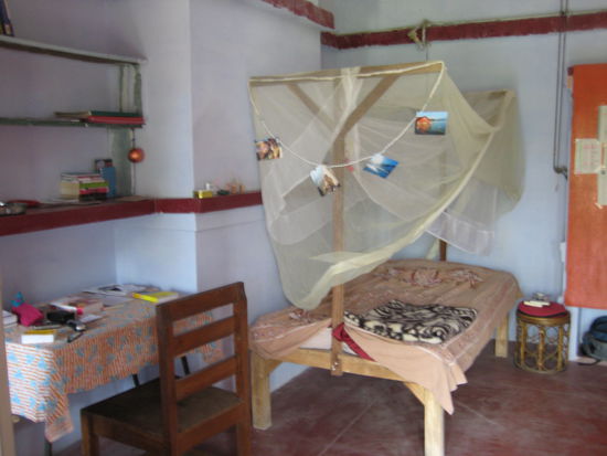 Ein typisch indisches Holzbett. Ist nach kurzer angewoehnungszeit auch wirklich bequem.