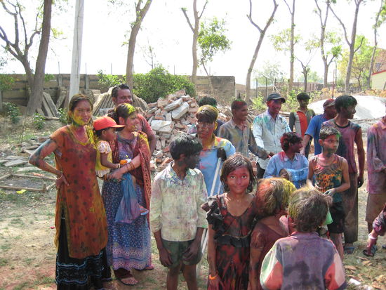 Die KIRAN Kinder und Mitarbeiter nach der farbenfrohen Schlacht