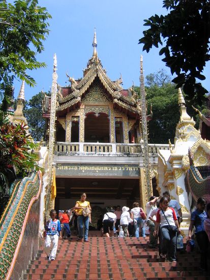 Treppe vor dem Doi Sethup