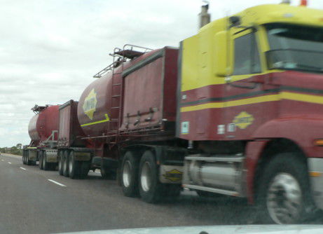 Einer von den ueblen
riesigen Roadtrains!