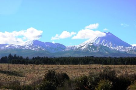 im Tongariro National Park: rechts der Vulkan Tongariro, links der Vulkan Ngauruhoe