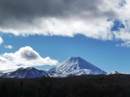 nochmal rechts der Vulkan Tongariro, links der Vulkan Ngauruhoe...
