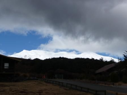 und unter Wolken der dritte Vulkan Ruapehu