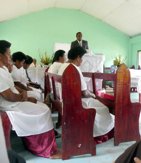 der Chor und der Pfarrer