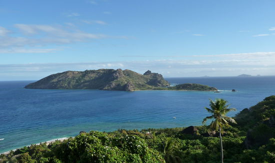 der Blick vom Berg auf die Nachbarinsel