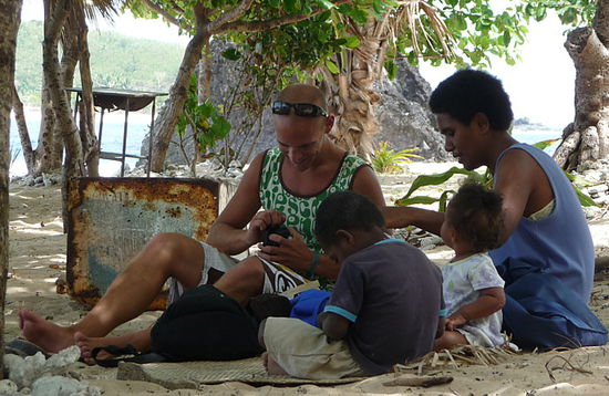 beim weben von Armbändern