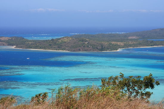 der Ausblick von Tavewa auf die umliegenden Inseln...