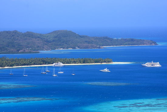 ..ganz rechts liegt die Lycianda vor Anker
