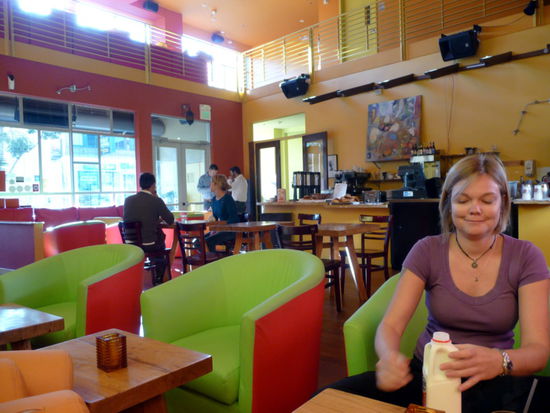 in unserem Hostel beim Frühstück