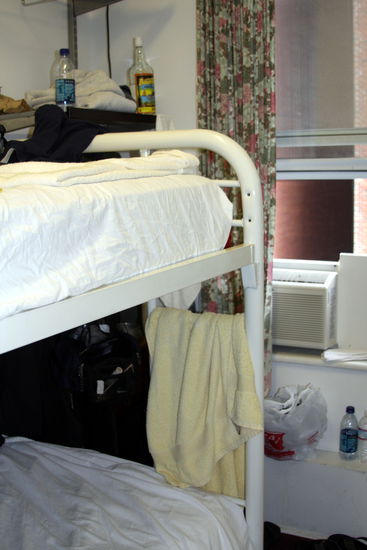 unser kleines Zimmer immerhin mit Fenster