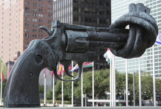 Das Zeichen des Friedens vor der UN in NY