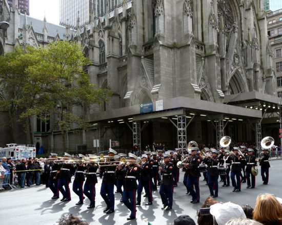 die Parade begann