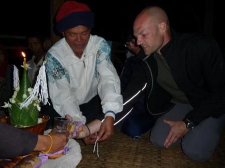 bei der Willkommens-Zeremonie - es gab Gluecksbaendchen und Lao Lao Wiskey