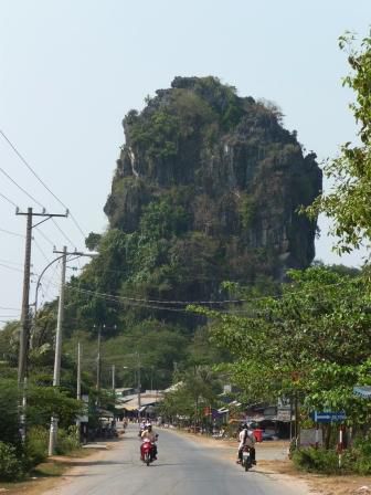 der Berg Chua Thach Dong, bisschen uebertrieben eigentlich ist es nur ein Fels!