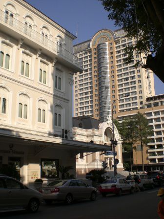 im Vordergrund das Continetal Hotel von Saigon, das kleine in der Mitte ist die Oper, dahinter das Caravelle Hotel