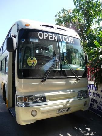 Open Tour Bus von aussen und...