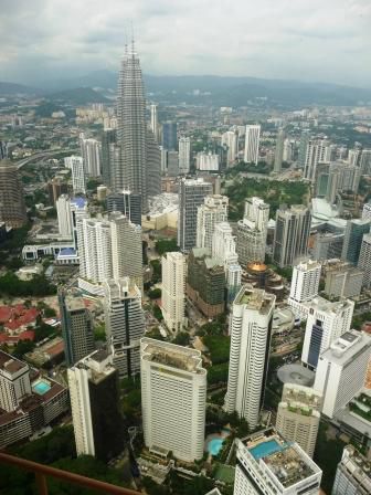Aussicht vom Fernsehturm auf die Stadt und die Petronas