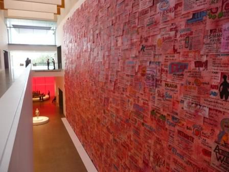in der Art Gallery, eine ganze Wand voller Kunst eines Chinesen