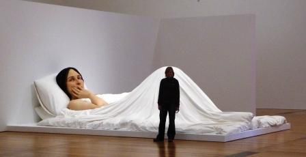 das Dunkle in der Mitte, gehoert nicht zum Kunstwerk