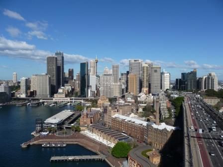 die Skyline mit dem Stadtteil "The Rocks" im Vordergrund