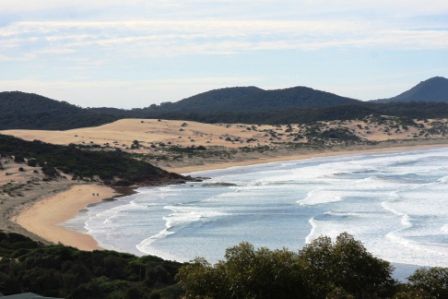 One-Mile-Beach bei Anna Bay von weitem