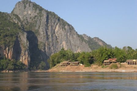Blick ans Ufer waehrend der Fahrt auf dem Mekong