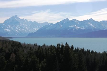 Lake Pukaki und Mt. Cook (links im Bild)