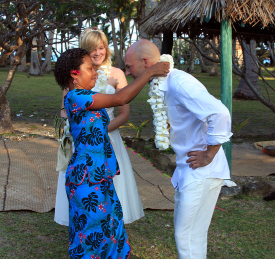 Wir bekamen Frangipani-Blumenkränze...