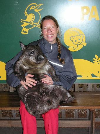 Anni mit Wombat - Keine Ahnung, warum das Handgepaeck jetzt um 33 kg schwerer ist *unschuldig guck*