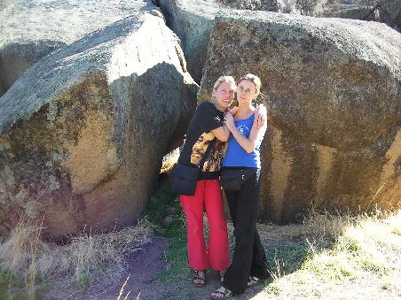 Anni und Nati vor der Mulkas Cave beim Wave Rock ... und langsam wochs ma zsamm! ))))))))))