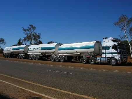 Einer der vielen Road Trains, die man tagtaeglich auf Australiens Strassen sieht