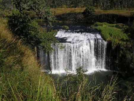 endlich gruen ... Millstream Falls im tropischen Queensland