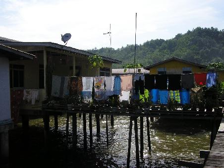 Water-Village Brunei - so sahen die Haeuser von aussen aus ...