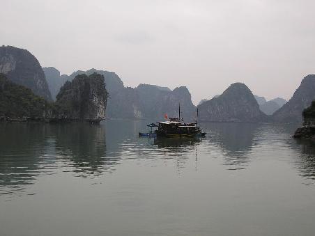 Halong Bay im Dunst o)
