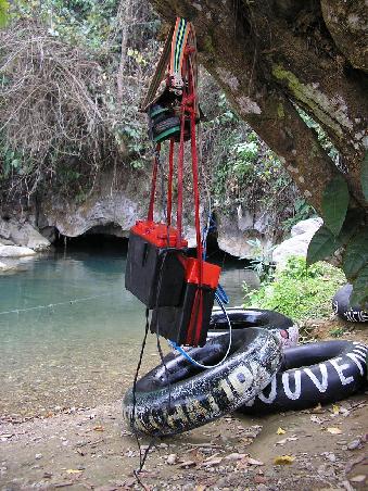 Tubing in der Water Cave (man beachte die High Tech Taschenlampen *bruell*)