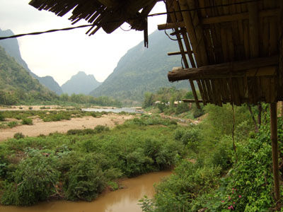 Huette mit Flussblick