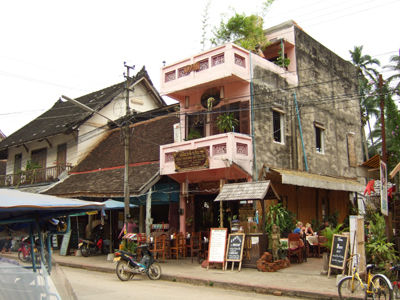 Luang Prabang: Pittoreske Gebaeude aus der Kolonialzeit praegen das charmante Stadtbild der einstigen Metropole