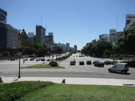 Avenida 9 de Julio (hab noch nicht rausgefunden wieviele Spuren es sind, da jeder faehrt wo noch Platz ist)