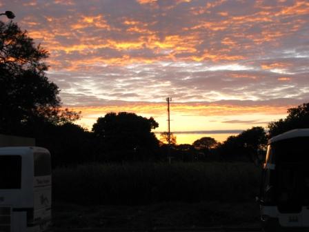 Sonnenaufgang am Busterminal von Santa Cruz (Romantik pur...)