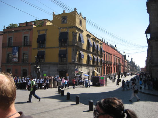 Hinter dem roten Haus war mein Hostel in Mexiko-City. Links von dem gelben Haus stehen die letzten Reste des Aztekentempels.