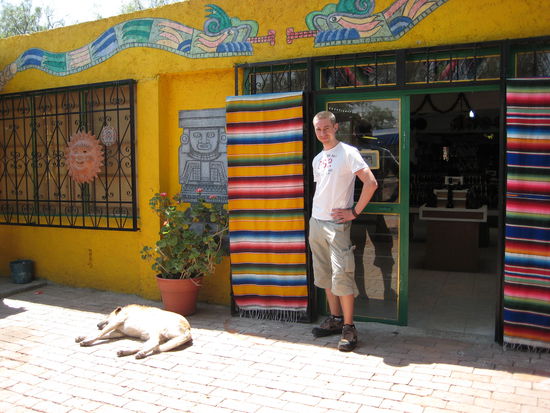 Ich vor einem "typisch" mexikanischen Haeuschen bei Teotihuacàn, komplett mit Hund in der Sonne.
