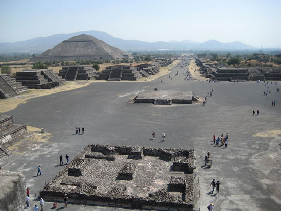 Blick von der Mondpyramide auf die groessere Sonnenpyramide.
