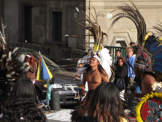 Azteke (?) vor den Tempelresten im ehemaligen Tenochtitlan.