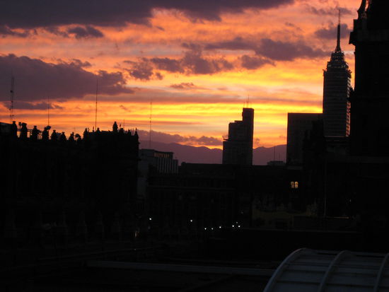 Blick von der genialen Dachterrasse meines Hostels auf die Kathedrale (ganz rechts) und den "Moloch" Mexiko-City.