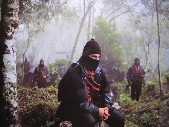 Subcommandante Marcos mit Zapatisten