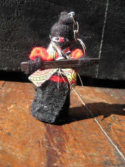 Stoff-Zapatist mit einem wenig furchteinfloessenden Holzgewehr