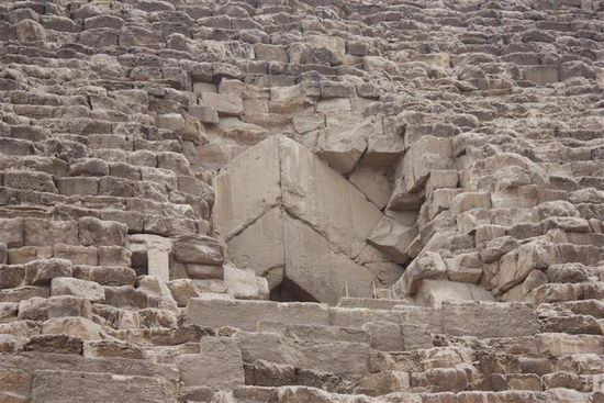 Der alte Eingang zur Pyramide. Wie auf dem ersten Bild zu sehen ist, liegt dieser relativ hoch, daher wird heute von Touristen der etwas tiefere Eingang genommen, den Grabräuber einst geschaffen haben.